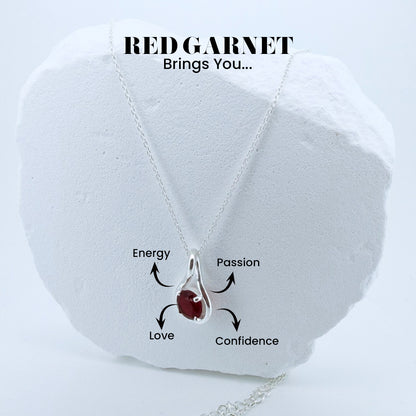 Подвеска из натурального граната в 925-м серебре – элегантный дизайн в форме капли.