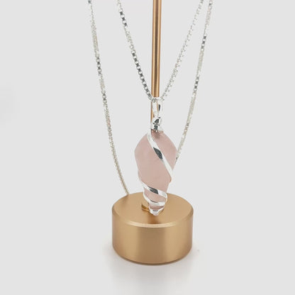 قلادة من الكوارتز الوردي الطبيعي مطلية بالفضة الإسترليني 925 – قلادة علاجية من الكريستال الخام