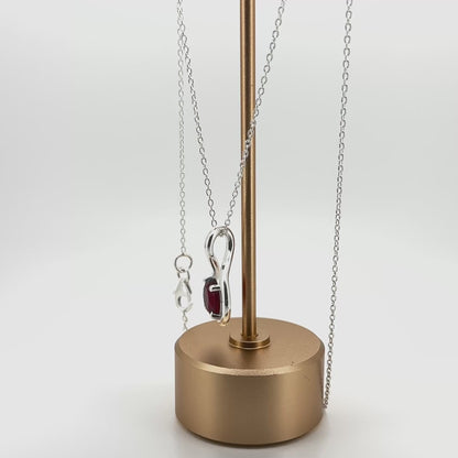 Подвеска из натурального граната в 925-м серебре – элегантный дизайн в форме капли.